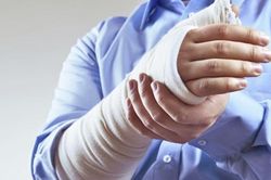 Gãy xương và cách sơ cứu trước khi đến viện