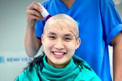 Bác sĩ ở TP.HCM cạo trọc đầu trước khi đến Bắc Giang