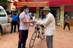 2 cọc tiền lẻ của vợ chồng 'ông giáo'