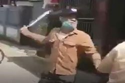 Hai đối tượng đi xe máy không đội mũ bảo hiểm còn rút kiếm chống trả CSGT