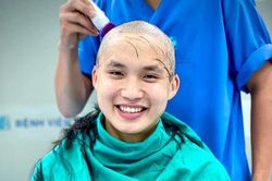 Bác sĩ TP.HCM cạo trọc đầu trước khi đến Bắc Giang hỗ trợ chống dịch