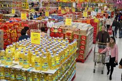 Dịch bệnh hoành hành phức tạp, người tiêu dùng Việt thắt 'hầu bao'