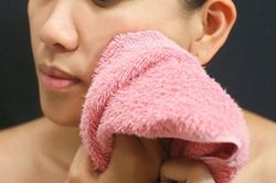 Thói quen tưởng tốt nhưng lại khiến bạn bị mụn