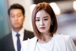 Vô tình gặp chồng ở bãi đỗ xe, anh vội đi lên nhà cùng tôi nhưng tiếng còi xe vang lên phanh phui sự thật ghê tởm