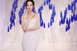 Địch Lệ Nhiệt Ba xinh ngất ngây trong váy trắng, liên tục lấy tay che chắn vòng 1