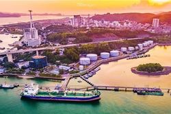 Vì sao Petrolimex vẫn chưa di dời cảng xăng dầu B12?