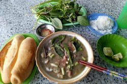 Quán cháo bò 20 năm ăn kèm với bún lạ lẫm ở An Giang, ăn một lần là nhớ mãi