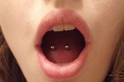 Trào lưu khuyên lưỡi giả trên TikTok dễ gây chết người