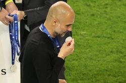 Pep Guardiola hôn huy chương về nhì ở Champions League
