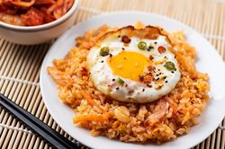 Cách làm cơm rang kim chi hấp dẫn cuối tuần