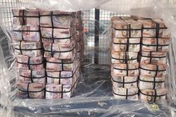 Thu giữ 7 triệu USD sau khi phát hiện người đàn ông vất vả vác tiền
