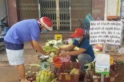 'Ai quên hãy lấy một cái, khẩu trang miễn phí'