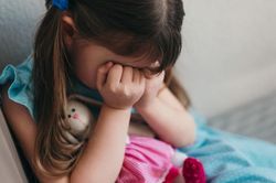 Kinh hoàng bé gái 3 tuổi bị cô giáo mầm non bắt ăn phân