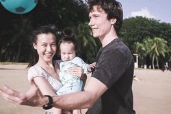 Cuộc sống bên chồng Tây của Á hậu Hoàng Oanh tại Singapore