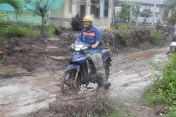 Sóc Trăng: Người dân khổ sở vì đường thi công chậm, dở dang