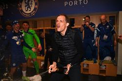 Tuchel cùng học trò 'quẩy tung' phòng thay đồ, ăn mừng chức vô địch