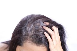 5 bí quyết giúp ngăn ngừa tóc bạc sớm bạn phải biết