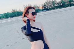 Bà xã Mạc Văn Khoa diện bikini cắt xẻ táo bạo khoe vóc dáng sau sinh khiến ai cũng trầm trồ
