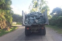 Sơn La: Xe chở nguyên liệu không che đậy, nỗi lo mất an toàn giao thông