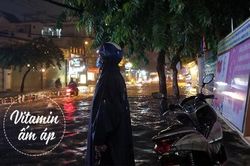 Người đàn ông cứ đứng ở con phố ngập, ngỡ trú mưa hóa ra âm thầm làm mãi 1 việc