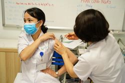 Vợ ơi, đừng sợ tiêm ngừa Covid-19!
