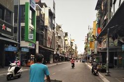 Phố Tây giãn cách: Tất cả mang về