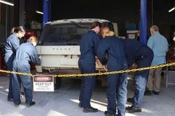 Nhóm nữ sinh Úc tự chế Range Rover chạy điện