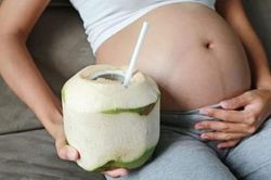 Mẹ bầu cần thận trọng khi uống nước dừa