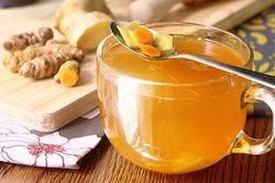 Pha trà nghệ uống để tăng cường hệ miễn dịch