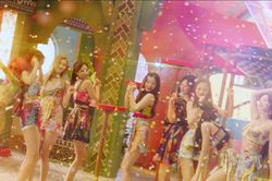 JYP hết tiết kiệm, không còn dùng phông xanh cho Twice trong sản phẩm comeback?