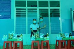 Câu lạc bộ Thiện Duyên và nhóm thiện nguyện G8 tặng quà đến học sinh nghèo