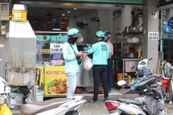 Không được bán tại chỗ, hàng quán tìm cách xoay xở