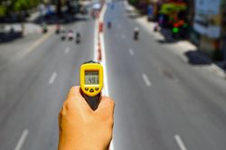 Trùm chăn, bịt kín mặt trong ngày Hà Nội nóng gần 50 độ C