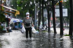 Nhiều nơi ở quận Bình Thạnh ngập sau cơn mưa lớn