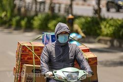 Hà Nội: Người lao động oằn mình mưu sinh dưới nắng nóng gay gắt