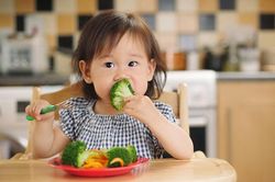 Bổ sung canxi cho trẻ từ các loại rau tự nhiên