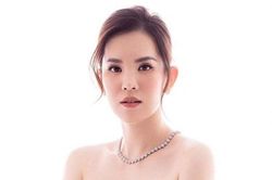 Á hậu Hoàng Oanh thần thái sang chảnh, khoe nhan sắc đỉnh cao ở tuổi 37
