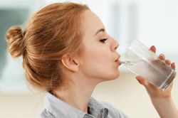 Tại sao uống nước có thể giảm cân?