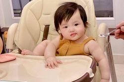 Ăn cơm vắt cả chân lên bàn, Winnie đòi quà 1/6 nhưng bị bố Ông Cao Thắng trêu đùa là 'giang hồ'