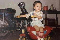 Hòa Minzy khoe ảnh chồng ngày bé, dân mạng tấm tắc khen bé Bo giống bố như tạc