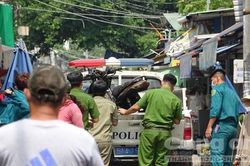 Truy bắt hung thủ khóa cửa, đổ xăng đốt hai vợ chồng nguy kịch ở Sài Gòn