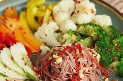 Chưa đầy 20 phút vào bếp, mỗi ngày đều mang món bún trộn này đi làm ăn trưa mà sau 2 tuần tôi giảm cả 3kg
