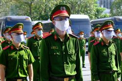 Chiến sĩ công an gặp con mới sinh qua điện thoại vì đang chống dịch
