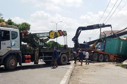Xe container húc dải phân cách, quốc lộ 22 ùn tắc hơn 3 km ở TP.HCM