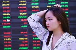 Nhà đầu tư than thiệt hại hàng trăm triệu ngày VN-Index đứng im