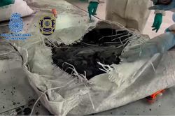 Tây Ban Nha phát hiện 860 kg cocaine giấu dưới dạng 'than hoạt tính'