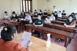 Nghệ An: Thí sinh nghiêm ngặt phòng dịch làm thủ tục dự thi tuyển sinh vào lớp 10