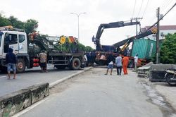 TP.HCM: Xe container tông dải phân cách, quốc lộ 22 ùn tắc nghiêm trọng