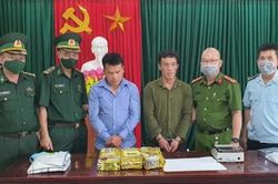 Vây bắt 2 thanh niên 'cõng' 6kg ma túy xuyên quốc gia