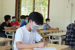 Nắng nung người, hơn 36.000 thí sinh Nghệ An làm thủ tục thi vào lớp 10